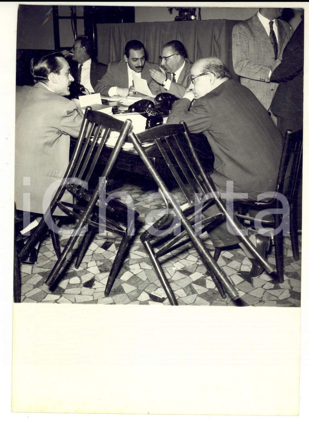 1958 ROMA Ministero degli Interni - Giornalisti attendono esito votazioni *Foto Fotografia d'epoca, con didascalia coeva al verso. CONDIZIONI: FAIR (lievi piegature marginali)FORMATO: 13x18 cm    originale e autentica 1