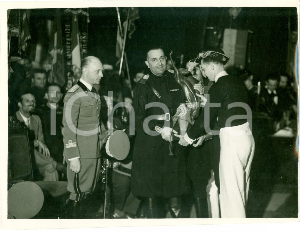 Fotografia d epoca originale 1934 MILANO Duca di BERGAMO consegna trofeo ANGELINI a squadra volo a vela FOTO 1