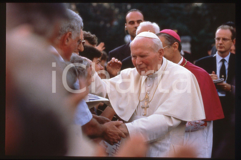 35mm vintage slide* 1998 CHIAVARI Visita pastorale GIOVANNI PAOLO II  Diapositiva d'epoca, in formato 35 mm.CONDIZIONI: GOODE' severamente vietata la riproduzione. Tutti i diritti sono riservati.Nella diapositiva ICharta mette in vendita, sul negozio eBay e in esclusiva sul sito "icharta" il proprio archivio composto da numerose diapositive e negativi fotografici d'epoca, tutti originali e autentici, che attraversano la storia del costume italiano tra gli la fine degli anni Sessanta e Novanta.Si tratta di uno sguardo inedito sull'attualit&agrave;, la politica, la vita quotidiana, il gossip e la cultura, che fotografa il cambiamento della nazione in quest'ultimo scorcio del XX secolo. Un'occasione unica per il mercato del collezionismo, che vede finalmente disponibile un archivio eccezionale per vastit&agrave;, tematiche e condizioni, in un settore (il negativo fotografico e la diapositiva) di assoluta novit&agrave; e dalle interessanti prospettive di investimento.  FAIR/discreto   originale e autentica 1