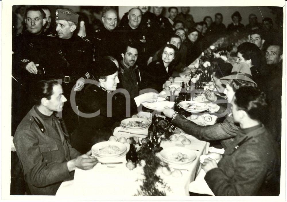 Fotografia d epoca originale 1939 MILANO Militari e moglie Dino ALFIERI pranzo al Gruppo SCIESA Fotografia 1