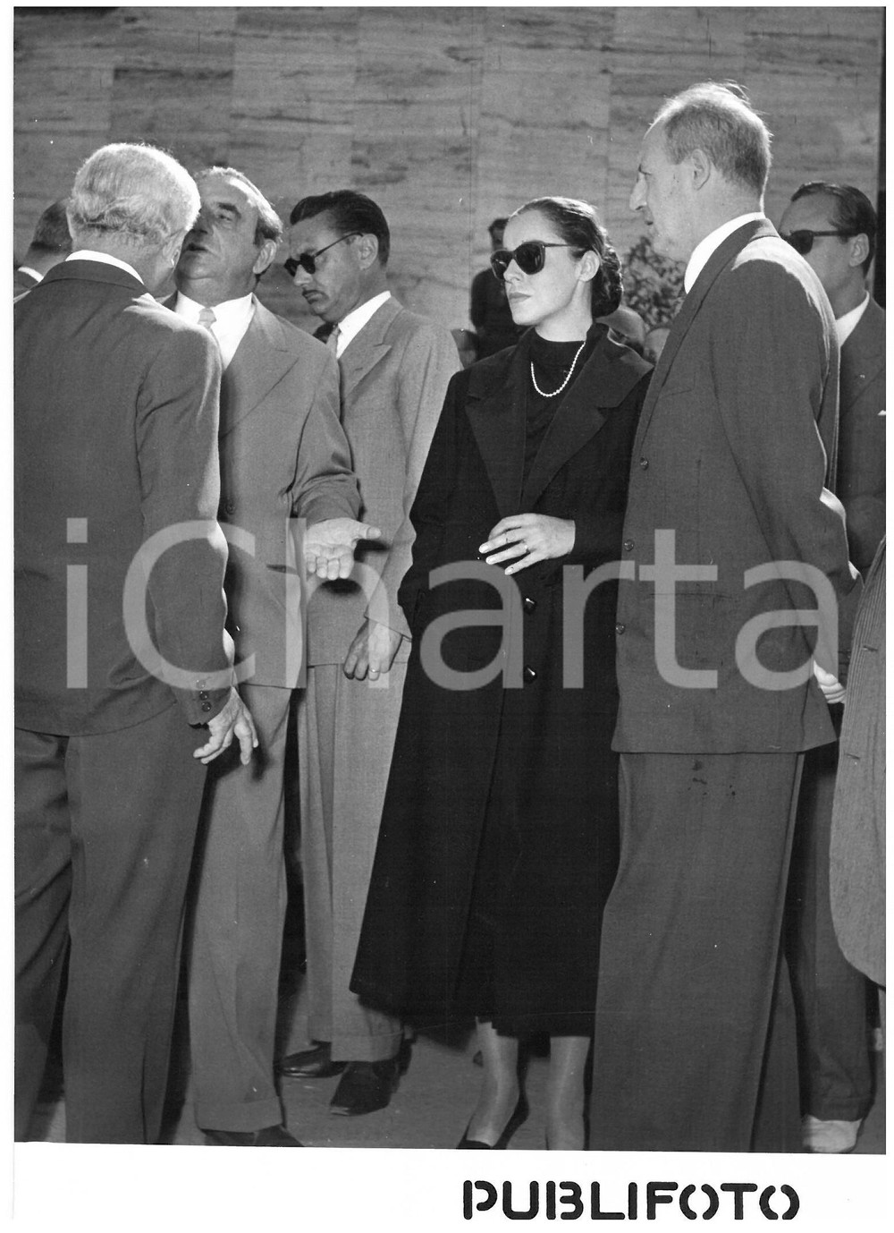 1954 ROMA Morte Vitaliano BRANCATI - Giuseppe SARAGAT con Anna PROCLEMER *Foto Fotografia d'epoca, con didascalia coeva al verso.  CONDIZIONI: G FORMATO: 13x18 cm    originale e autentica 1