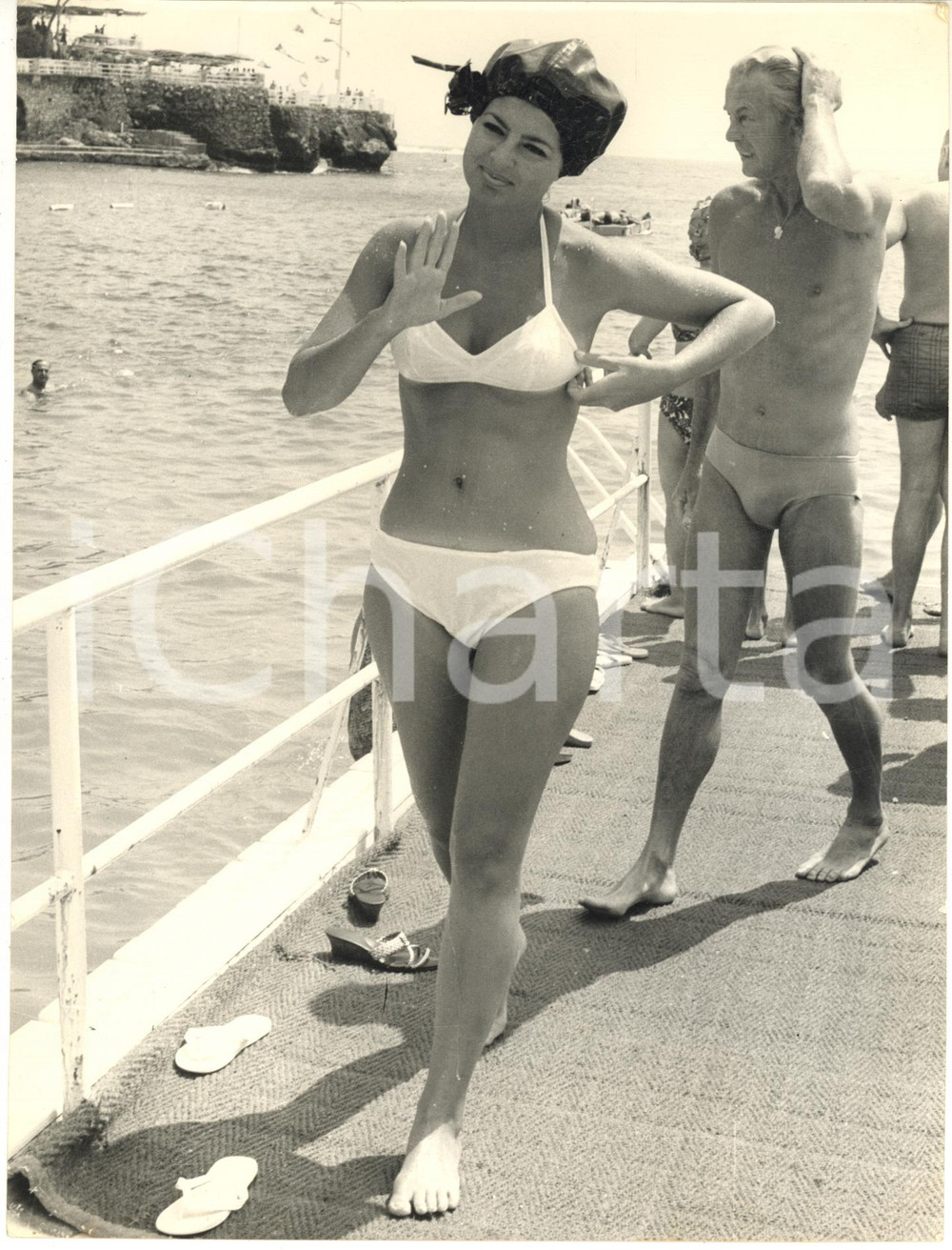 1965 MONTECARLO Principessa Ira FURSTENBERG in spiaggia con gli amici *Foto