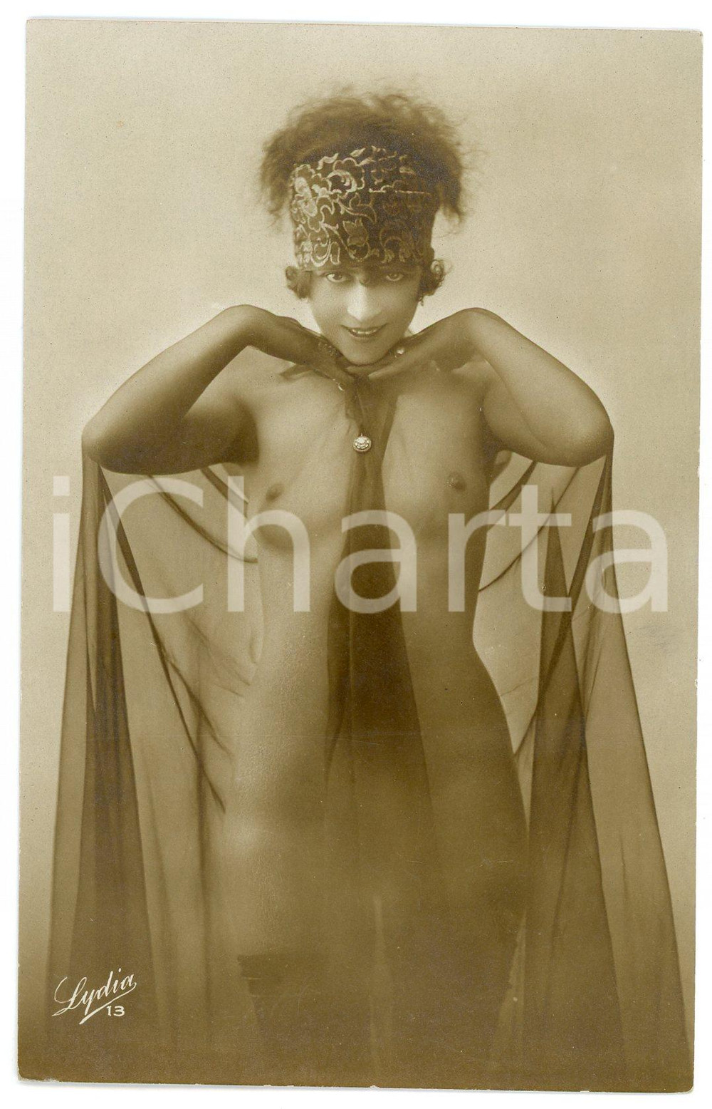1910 ca VINTAGE EROTIC Nude woman posing with a veil - Postcard risque LYDIA  Fotografia seriale d'epoca, in formato cartolina postale, priva di stampa al verso.EDITORE: Lydia - n&deg; 13CONDIZIONI: G FORMATO: 9x14 cm    originale e autentica 1