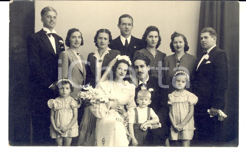 Fotografia d epoca originale 1930 ca FIUME CROAZIA Coppia di sposi con la famiglia Foto cartolina ANDRIONI 1