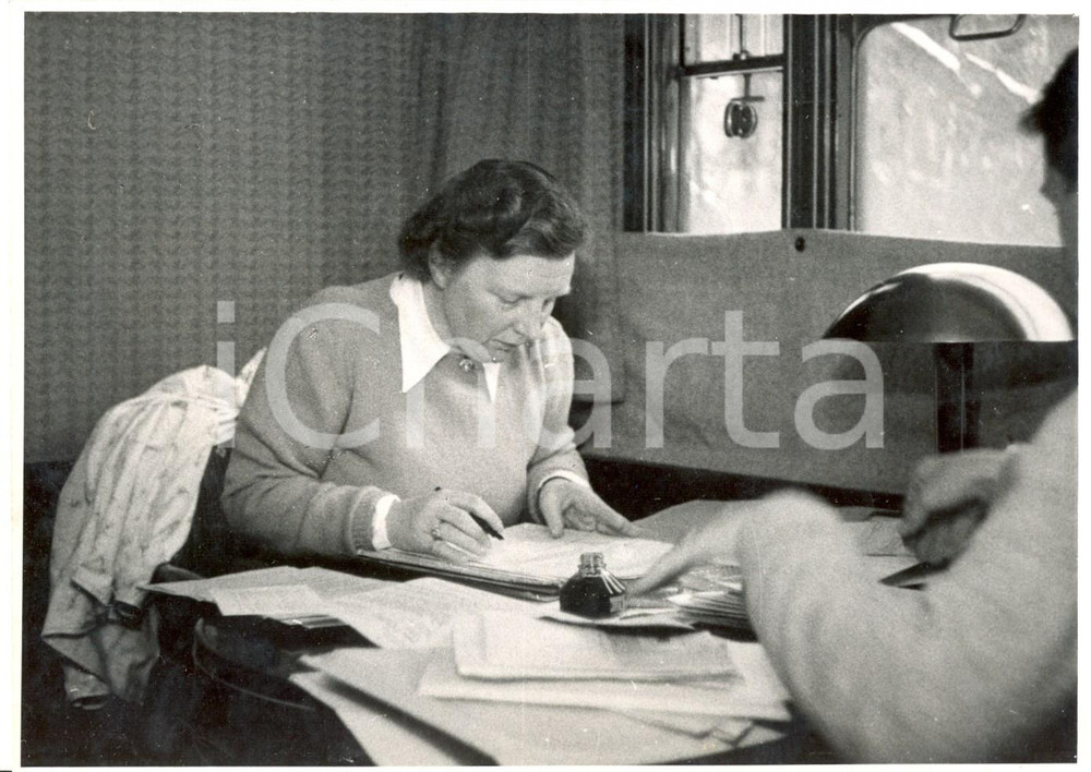 Fotografia d epoca originale 1950 ca SANKT ANTON AM ARLBERG Regina Juliana dei PAESI BASSI lavora sul camper 1