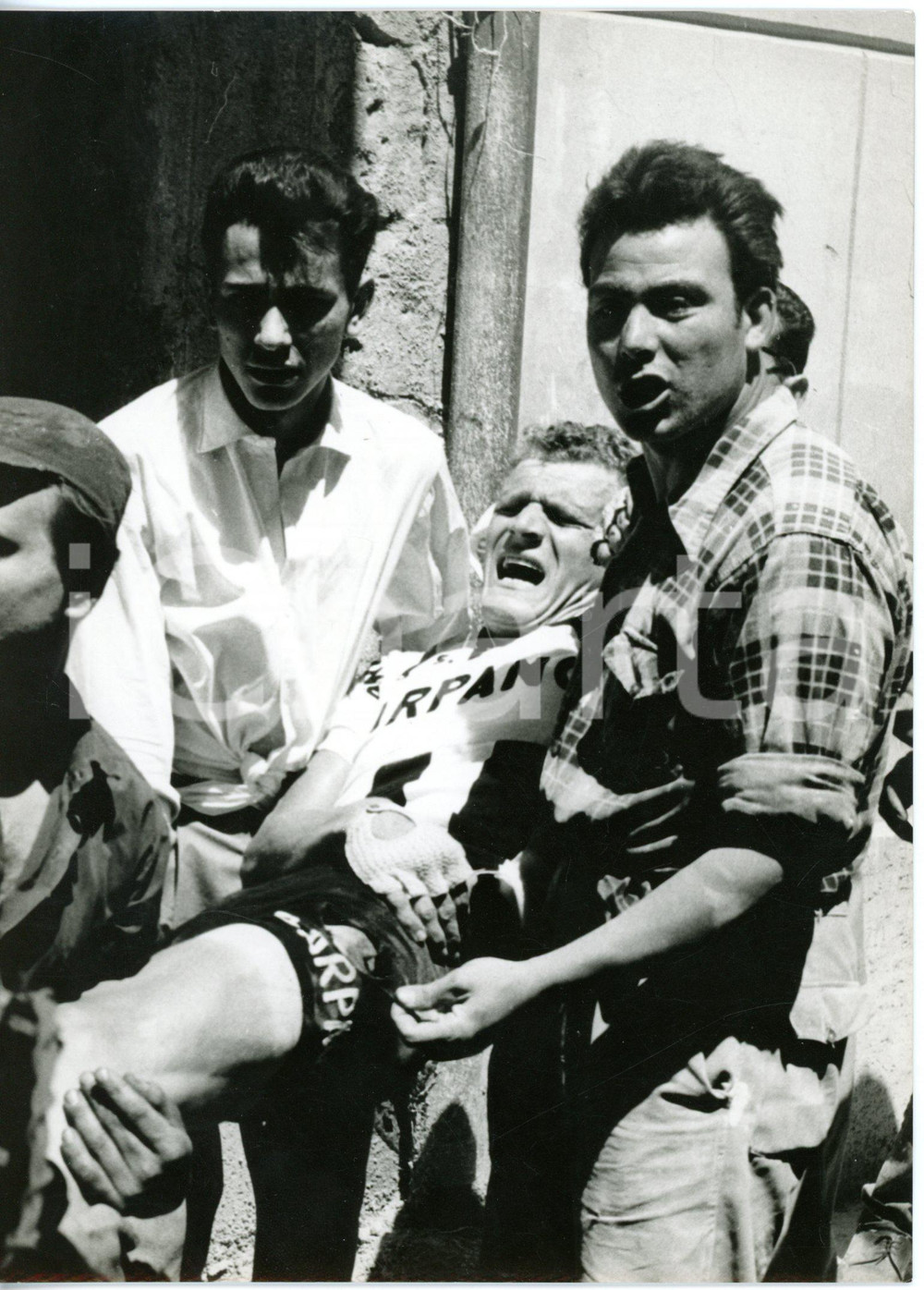 1958 41^GIRO D'ITALIA 3^TAPPA  Michel VAN AERDE viene portato via dopo la caduta