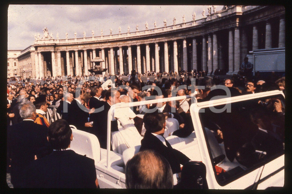 35mm vintage slide* 1981 VATICANO Attentato a GIOVANNI PAOLO II Papa Mobile  Diapositiva d'epoca, in formato 35 mm.CONDIZIONI: GOODE' severamente vietata la riproduzione. Tutti i diritti sono riservati.Nella diapositiva ICharta mette in vendita, sul negozio eBay e in esclusiva sul sito "icharta" il proprio archivio composto da numerose diapositive e negativi fotografici d'epoca, tutti originali e autentici, che attraversano la storia del costume italiano tra gli la fine degli anni Sessanta e Novanta.Si tratta di uno sguardo inedito sull'attualit&agrave;, la politica, la vita quotidiana, il gossip e la cultura, che fotografa il cambiamento della nazione in quest'ultimo scorcio del XX secolo. Un'occasione unica per il mercato del collezionismo, che vede finalmente disponibile un archivio eccezionale per vastit&agrave;, tematiche e condizioni, in un settore (il negativo fotografico e la diapositiva) di assoluta novit&agrave; e dalle interessanti prospettive di investimento.  FAIR/discreto   originale e autentica 1