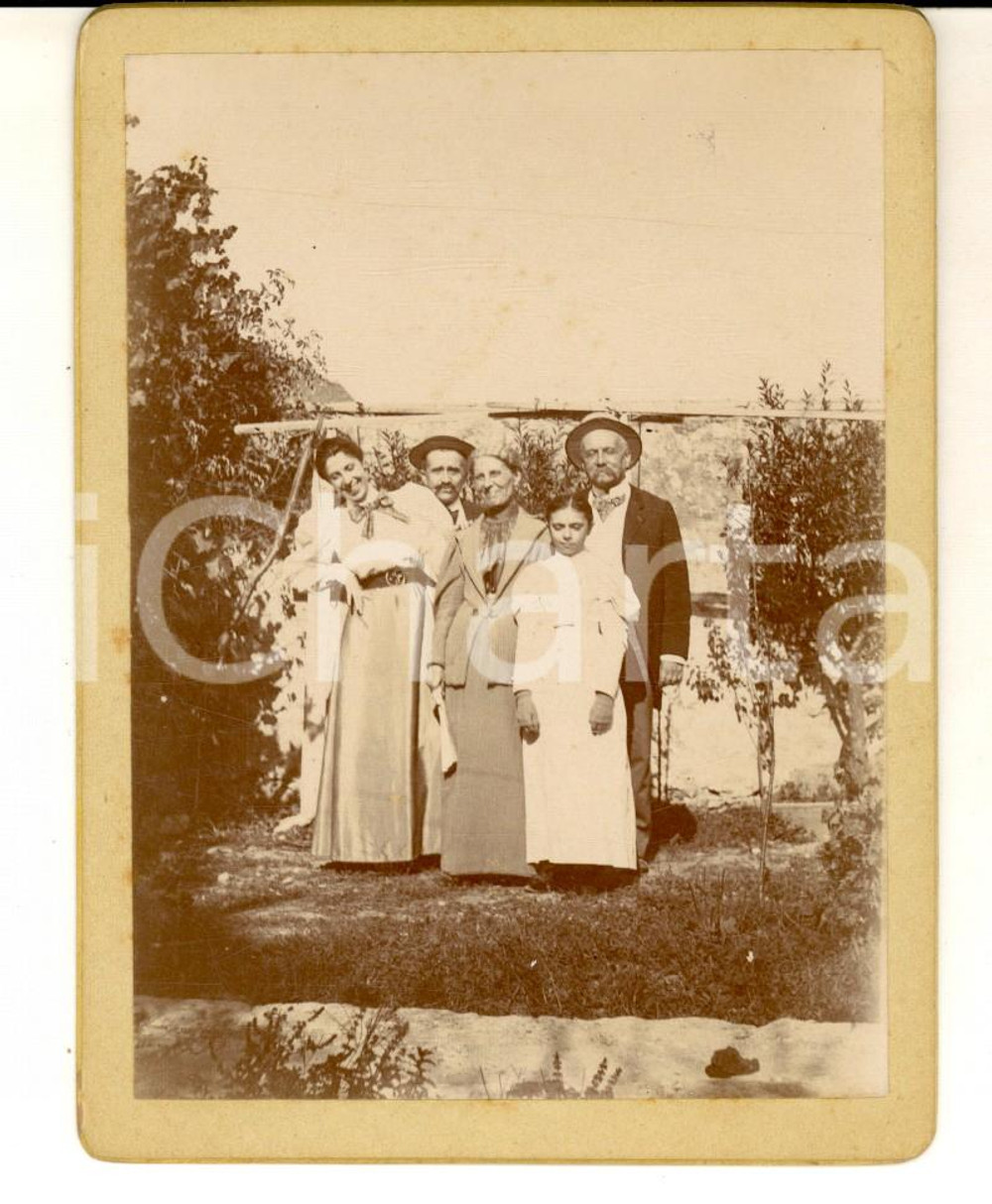 Fotografia d epoca originale 1910 ca FRANCE Gruppo di famiglia in cortile  Fotografia VINTAGE 10x13 cm 1