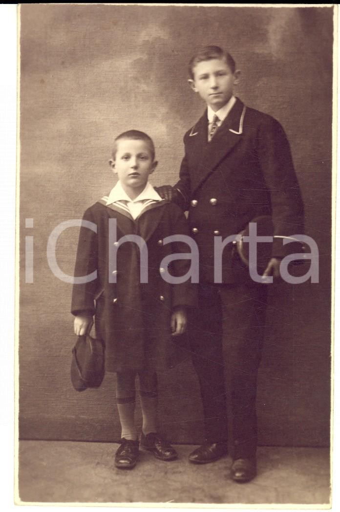 Fotografia d epoca originale 1920 ca MILANO Fratelli Carlo e Adriano in divisa Foto E. GUERRA cartolina 1