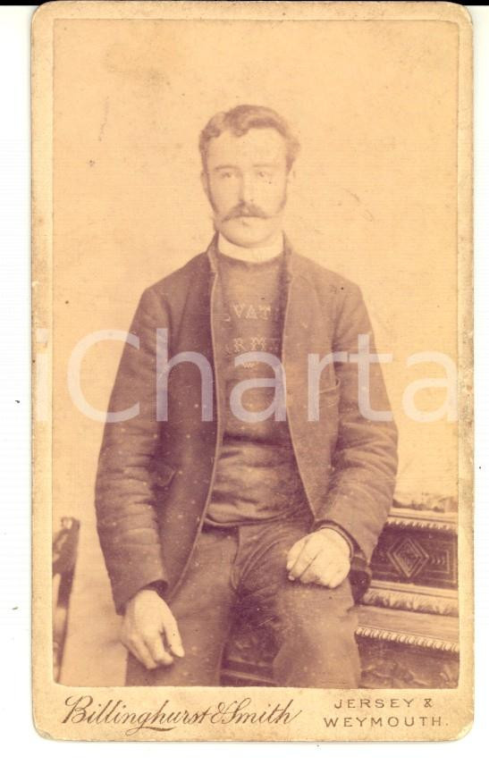 Fotografia d'epoca originale 1890 ca JERSEY (UK) Lavoratore con la giacca *Foto BILLINGHURST & SMITH 1