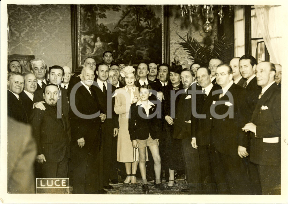 Fotografia d epoca originale 1939 ROMA Albergo AMBASCIATORI Dino ALFIERI con artisti del GIULIO CESARE Foto 1