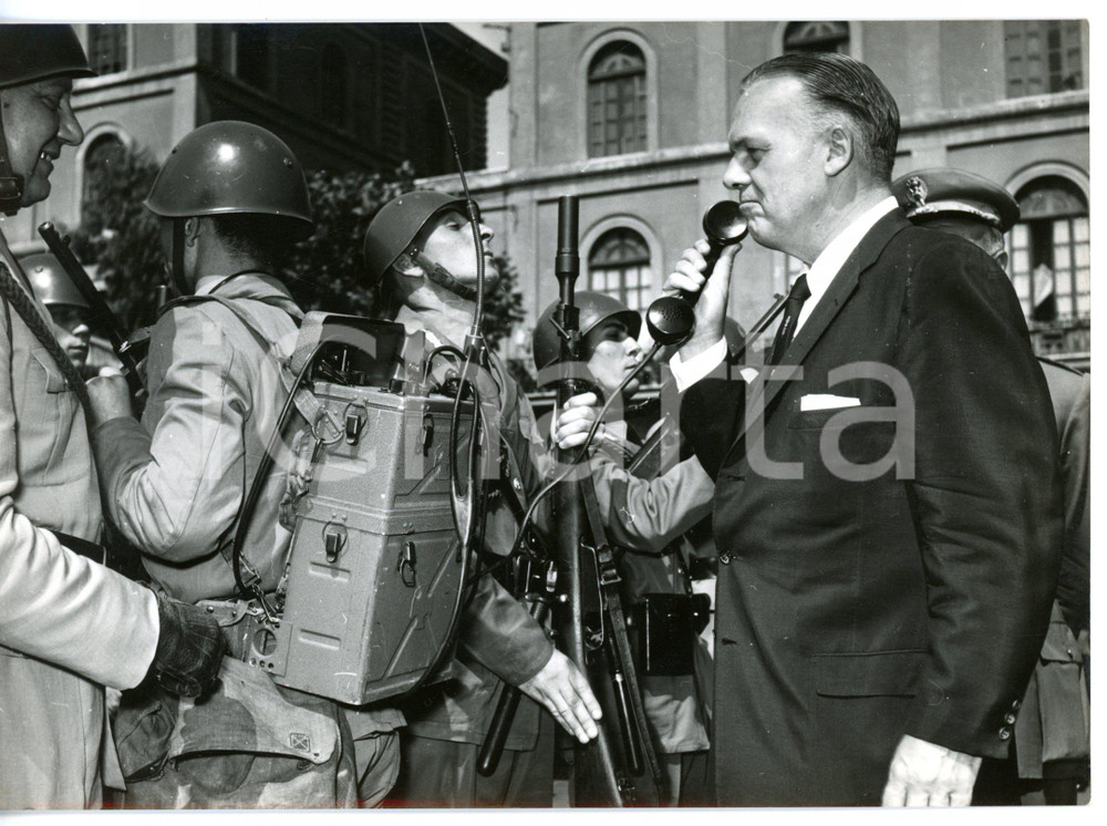 1957 ROMA - CASTRO PRETORIO - Steven P. KENNEDY Capo della Polizia di NEW YORK Fotografia d'epoca con didascalia coeva.  CONDIZIONI: G (ma lievi difetti di stampa) FORMATO: 18x13 cm     originale e autentica 1