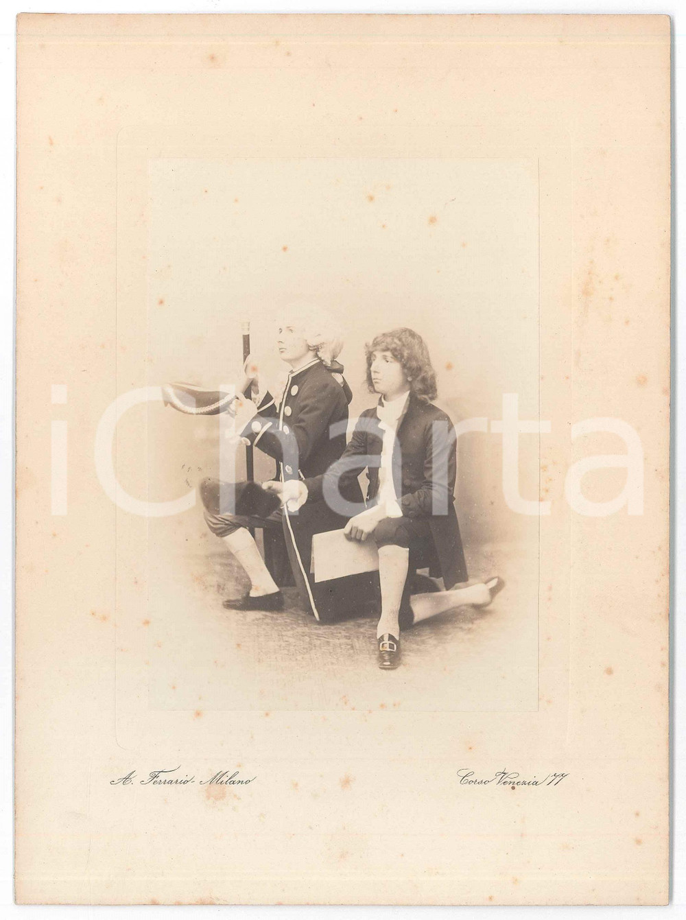 1910 ca MILANO Adolescenti in costume del XVIII sec. *Foto A. FERRARIO 17x23 cm Fotografia d'epoca, su cartoncino rigido. FOTOGRAFO: Achille Ferrario - Milano, corso Venezia 77 GOOD/buono lievi fioriture Formato: 17x23 cm originale e autentica 1