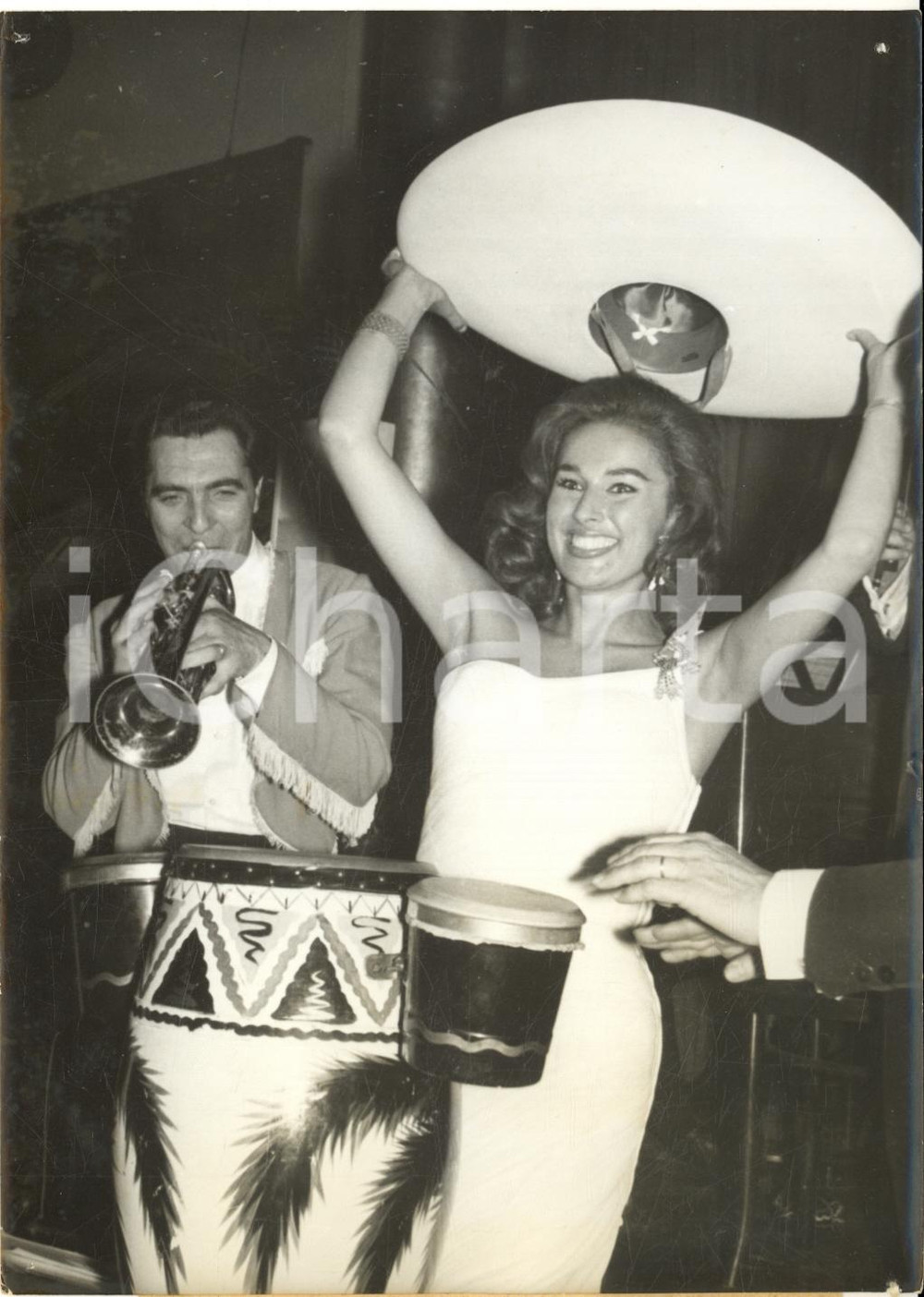 1959 FESTIVAL DI CANNES Sylvia LOPEZ alla serata messicana per "La Cucaracha" Fotografia d'epoca con didascalia coeva. CONDIZIONI: fair (piccoli fori angolari) FORMATO: 13x18 cm    originale e autentica 1