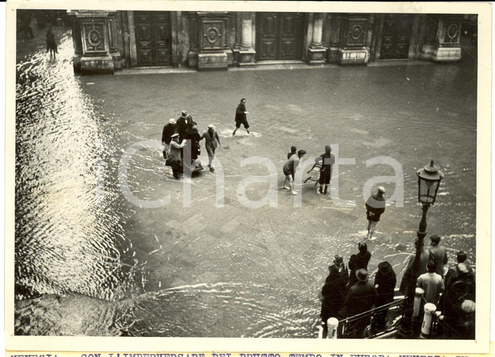 Fotografia d epoca originale 1939 VENEZIA ACQUA ALTA Scugnizzi aiutano passanti ad attraversare Fotografia 1