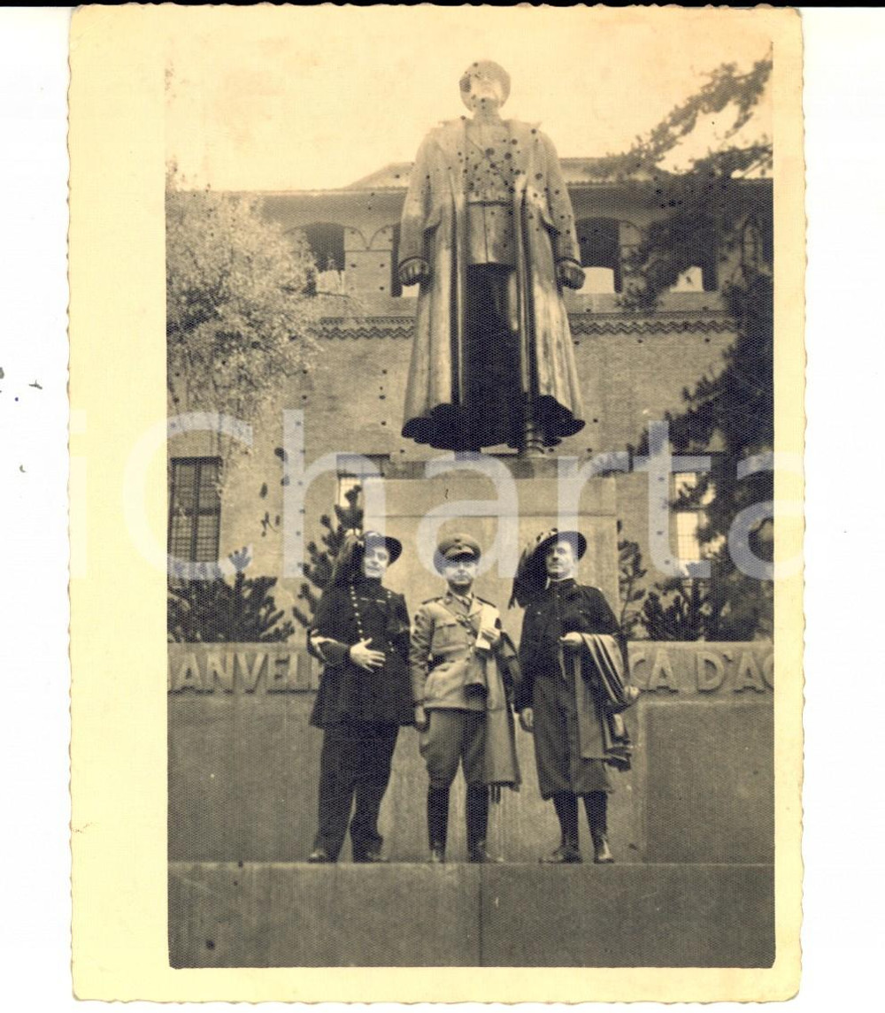 Fotografia d epoca originale 1940 ca TORINO BERSAGLIERI posano con in piazza Castello Foto VINTAGE 12x14 1