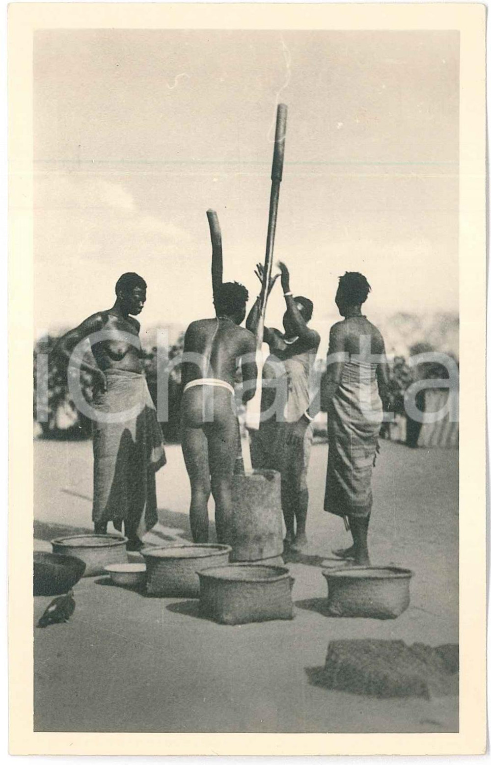1930 ca C. ZAGOURSKI «L'Afrique qui disparaît» A.E.F. Fabrication farine 2  Fotocartolina postale d'epoca, appartenente alla serie &laquo;L'Afrique qui dispara&icirc;t&raquo; del fotografo Casimir Zagourski (L&eacute;opoldville).Serie I n&deg; 139, non viaggiata.Timbro ulteriore del fotografo Henri Nicaise - Namur.CONDIZIONI: G FORMATO:  9x14 cm    originale e autentica 1