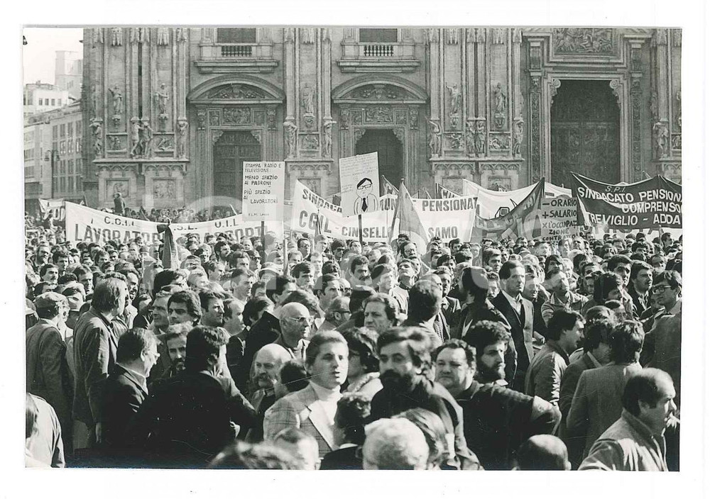 1981 MILANO Piazza Duomo - Sciopero CGIL CISL UIL - Lavoratori *Foto (1) 12x8 cm Fotografia originale. GOOD/buono  Formato: 12x8 cm originale e autentica 1