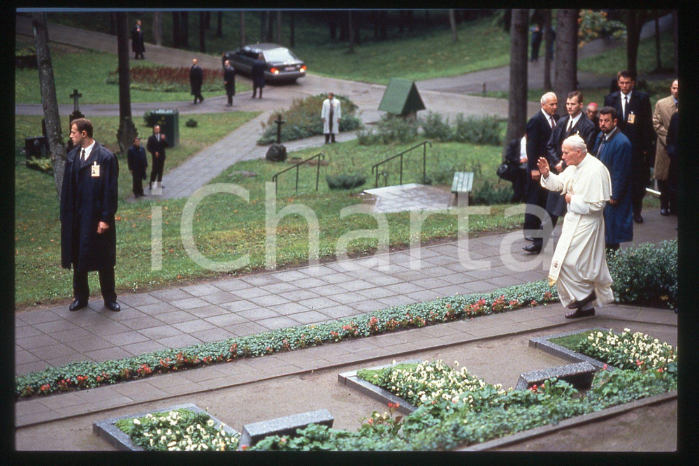35mm vintage slide* 1993 Vilnius, Antakalnis cemetery, Giovanni Paolo II 2  Diapositiva d'epoca, in formato 35 mm.CONDIZIONI: GOODE' severamente vietata la riproduzione. Tutti i diritti sono riservati.Nella diapositiva ICharta mette in vendita, sul negozio eBay e in esclusiva sul sito "icharta" il proprio archivio composto da numerose diapositive e negativi fotografici d'epoca, tutti originali e autentici, che attraversano la storia del costume italiano tra gli la fine degli anni Sessanta e Novanta.Si tratta di uno sguardo inedito sull'attualit&agrave;, la politica, la vita quotidiana, il gossip e la cultura, che fotografa il cambiamento della nazione in quest'ultimo scorcio del XX secolo. Un'occasione unica per il mercato del collezionismo, che vede finalmente disponibile un archivio eccezionale per vastit&agrave;, tematiche e condizioni, in un settore (il negativo fotografico e la diapositiva) di assoluta novit&agrave; e dalle interessanti prospettive di investimento.  FAIR/discreto   originale e autentica 1