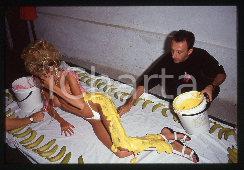 35mm vintage slide* 1995 ca COSTUME Pornostar BARBARELLA e Samuele MAZZA (13) Nella diapositiva compare la pornodiva Barbarella,pseudonimo di Virna Aloisio Bonino.Diapositiva d'epoca, in formato 35 mm.CONDIZIONI: GOODTutti i diritti riservatiE' severamente vietata la riproduzione. ICharta mette in vendita, sul negozio eBay e in esclusiva sul sito "icharta" il proprio archivio composto da numerose diapositive e negativi fotografici d'epoca, tutti originali e autentici, che attraversano la storia del costume italiano tra gli la fine degli anni Sessanta e Novanta.Si tratta di uno sguardo inedito sull'attualit&agrave;, la politica, la vita quotidiana, il gossip e la cultura, che fotografa il cambiamento della nazione in quest'ultimo scorcio del XX secolo. Un'occasione unica per il mercato del collezionismo, che vede finalmente disponibile un archivio eccezionale per vastit&agrave;, tematiche e condizioni, in un settore (il negativo fotografico e la diapositiva) di assoluta novit&agrave; e dalle interessanti prospettive di investimento.  originale e autentica 1