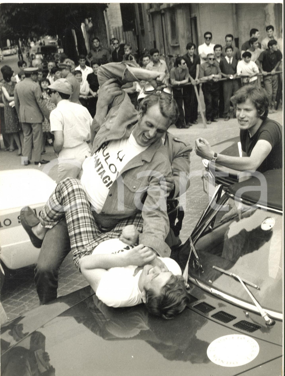 1967 CANTAGIRO Emilio ROY scherza con Armando SAVINI sul cofano dell'auto *Foto