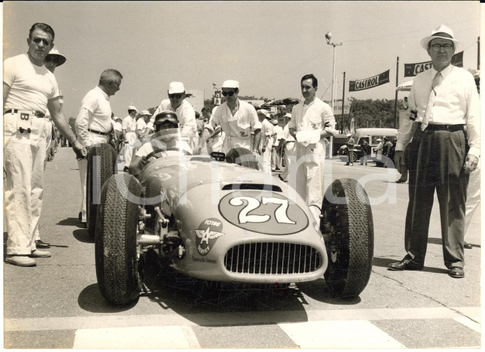 1957 AUTOMOBILISMO MONZA 500 MIGLIA Tony BETTENHAUSEN alla partenza - Foto 18x13  Fotografia d'epoca con didascalia coeva al verso.   CONDIZIONI: G FORMATO: 18x13 cm     originale e autentica 1