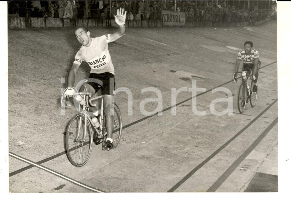 Fotografia d epoca originale 1957 CICLISMO GIRO DEL PIEMONTE Arrivo del vincitore Silvano CIAMPI Foto 18x13 1