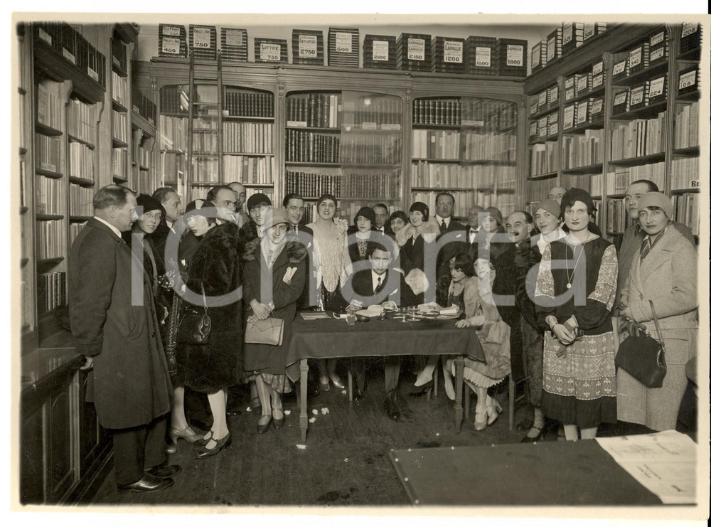 Fotografia d epoca originale 1930 ca PARIS Scrittore tra il pubblico in una biblioteca Foto 22x17 cm 1