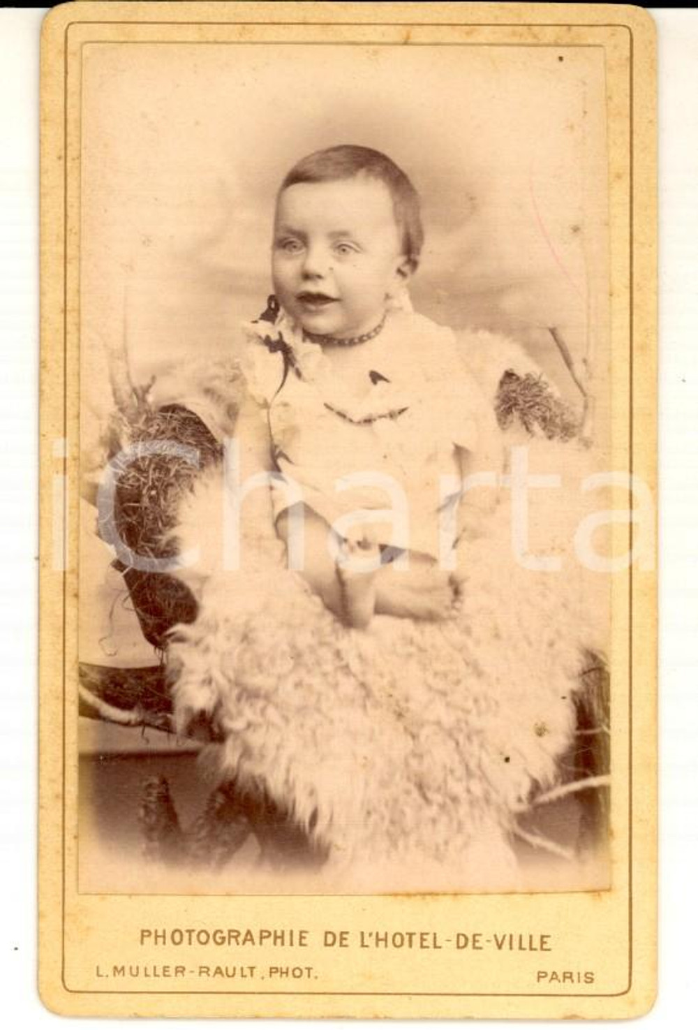 Fotografia d epoca originale 1890 ca PARIS Portrait d enfant assis Photo L. MULLERRAULT Hotel de ville CDV 1