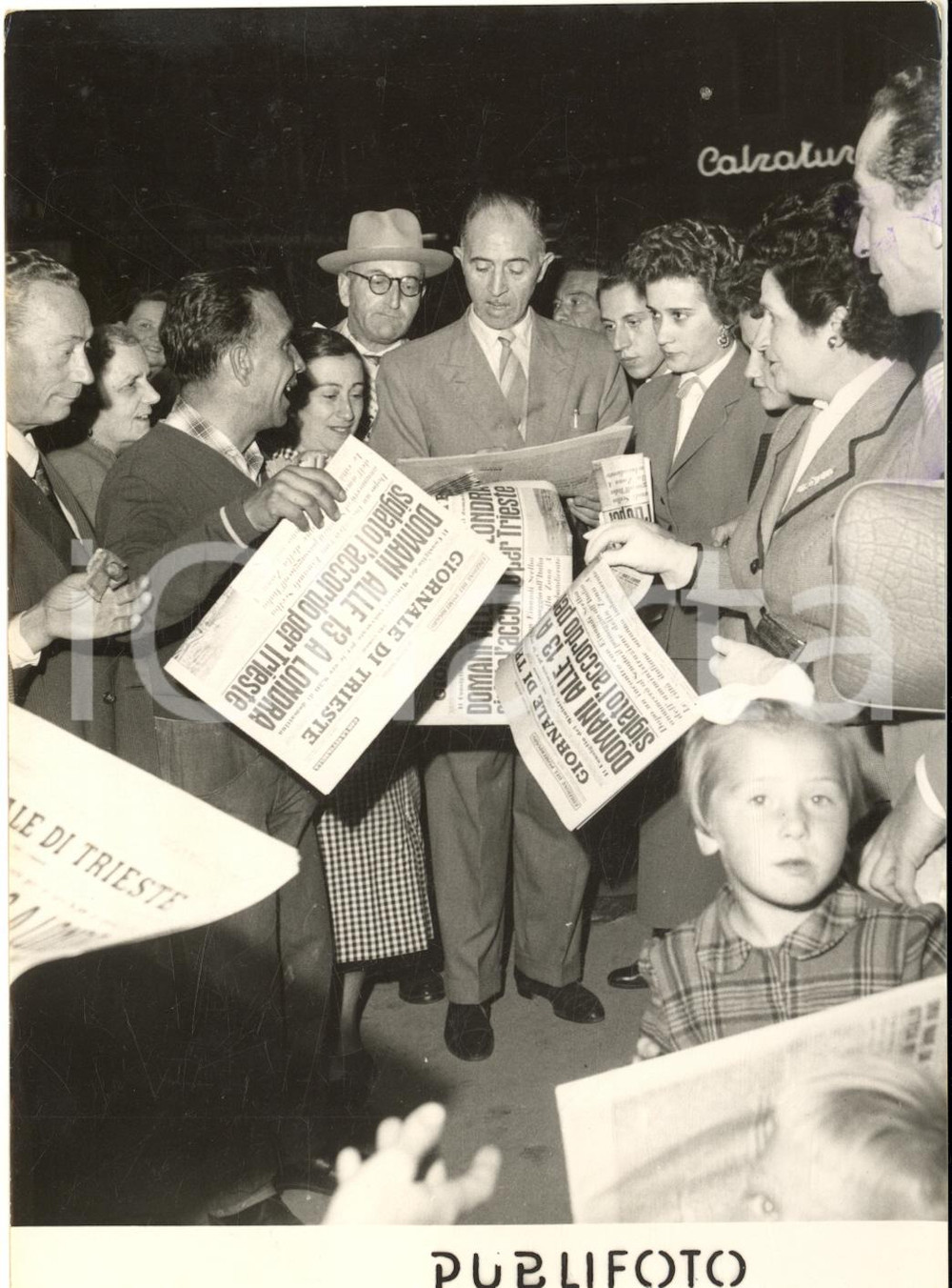 1954 TRIESTE Assalto dei cittadini alle edicole per l'accordo di Londra *Foto