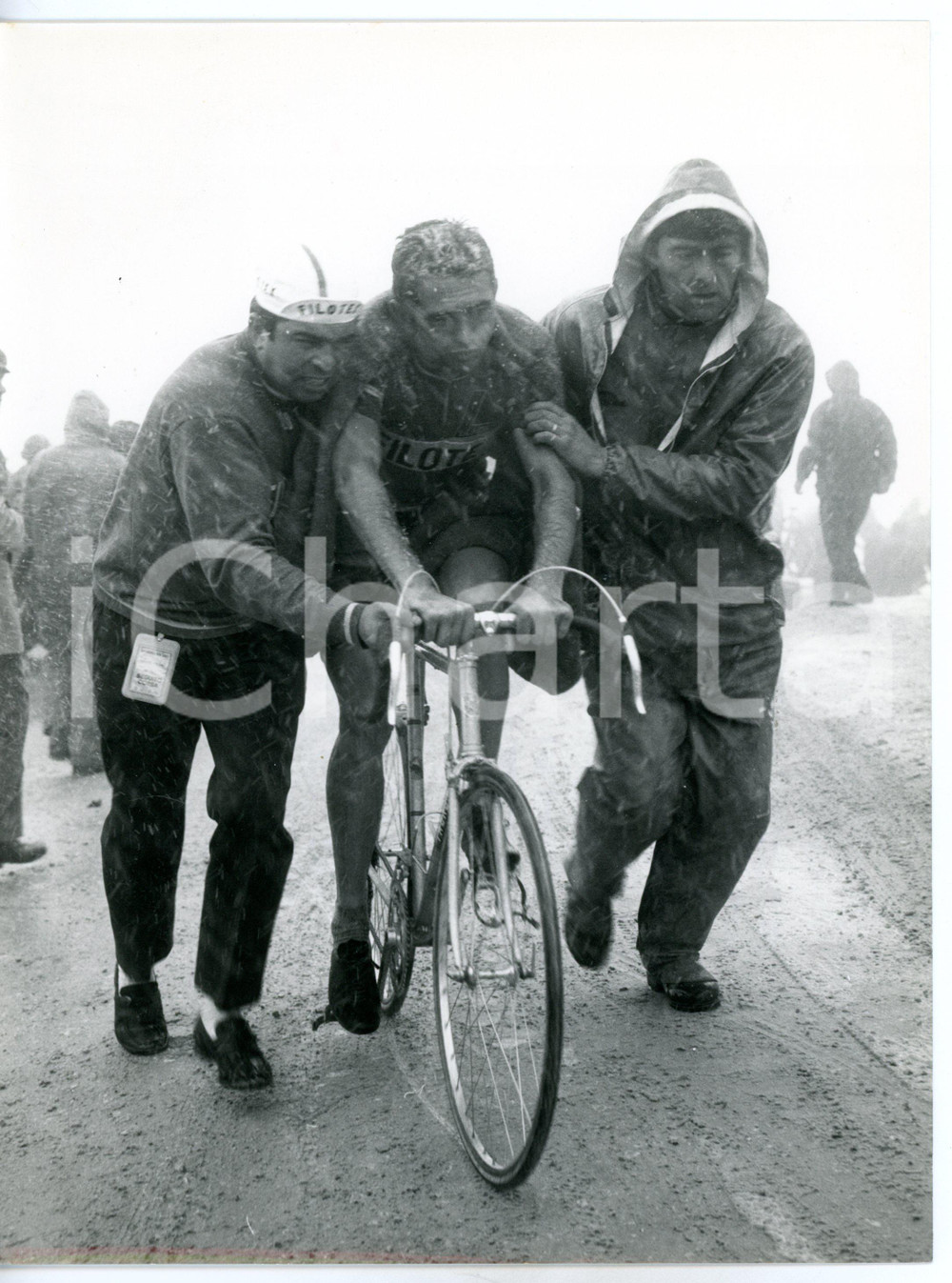 1968 CICLISMO GIRO D'ITALIA Tre cime LAVAREDO Italo ZILIOLI stremato dal freddo Fotografia d'epoca con didascalia coeva.  CONDIZIONI: FAIR (bassa qualit&agrave; di stampa) FORMATO: 18x24 cm     originale e autentica 1