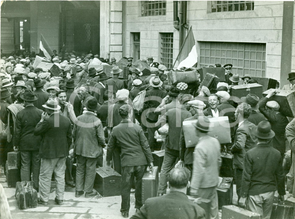Fotografia d epoca originale 1935 GENOVA 1500 operai piemontesi e veneti partono per AFRICA ORIENTALE Foto 1