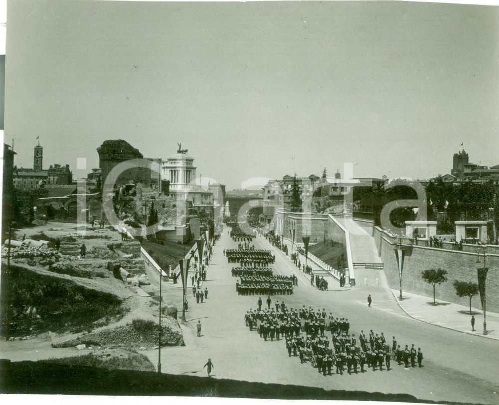 Fotografia d epoca originale 1935 ca ROMA Sfilata schiere Avanguardisti in Via dell IMPERO Fotografia 1