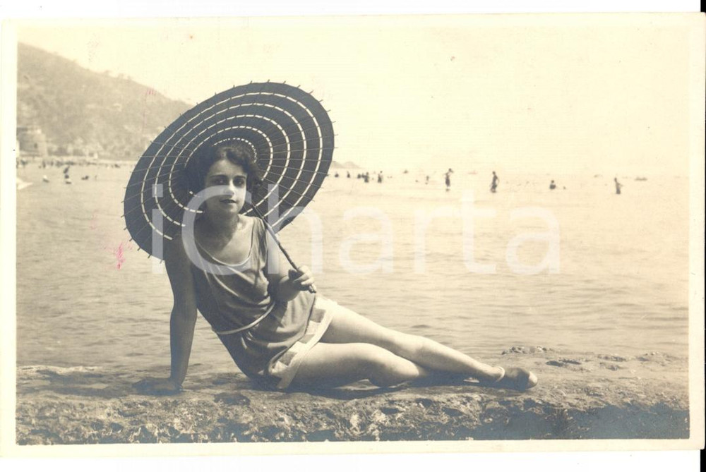 Fotografia d epoca originale 1928 ALASSIO SV Giovane donna sul lungomare con parasole nero FP 1