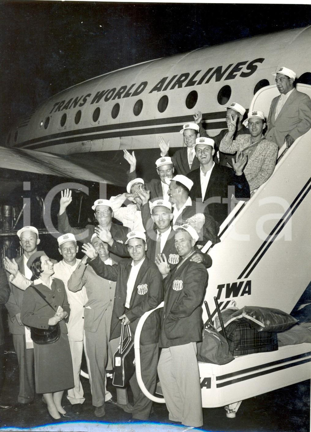 Fotografia d epoca originale 1957 MILANO MALPENSA  500 MIGLIA MONZA  Arrivo della squadra americana Foto 1