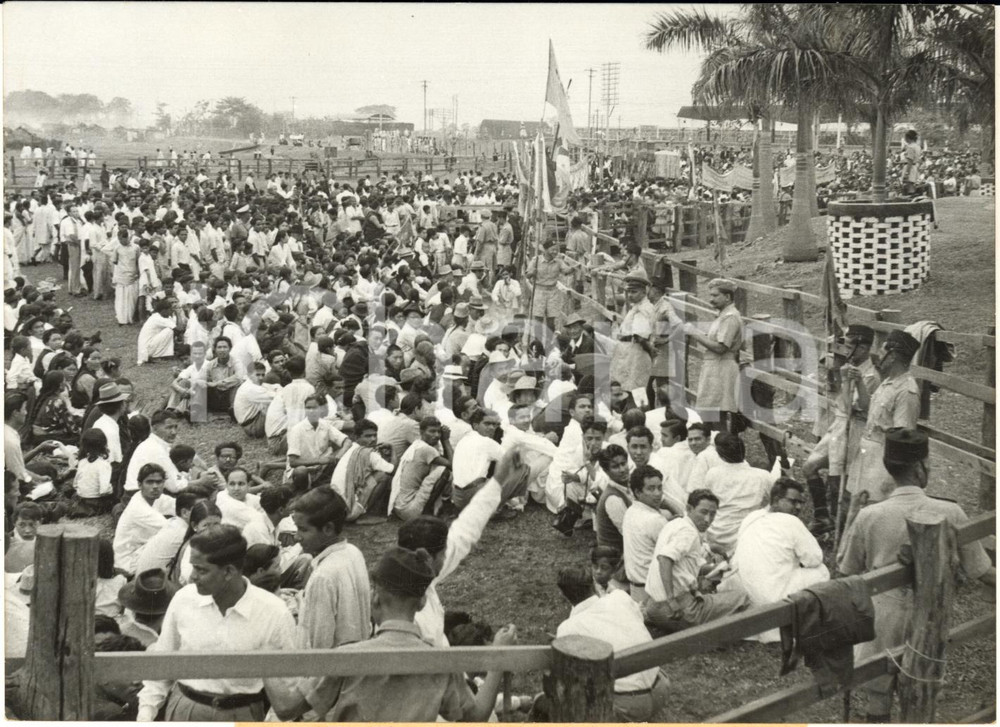 1959 SILIGURI (INDIA) Folla attende la benedizione del Dalai Lama - Foto Fotografia d'epoca con didascalia coeva.  CONDIZIONI: poor (rigatura al lato sinistro)FORMATO: 18x13 cm      originale e autentica 1