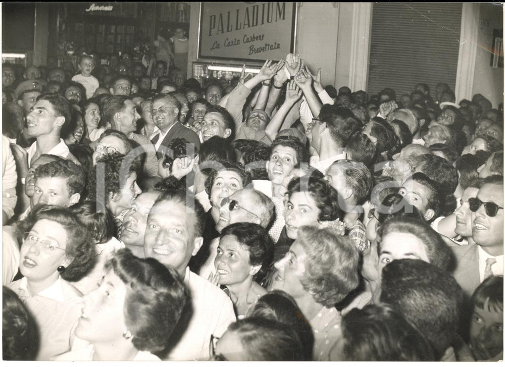 1955 ALASSIO Folla in attesa per Mister e Miss MURETTO *Foto COSTUME 18x13 cm