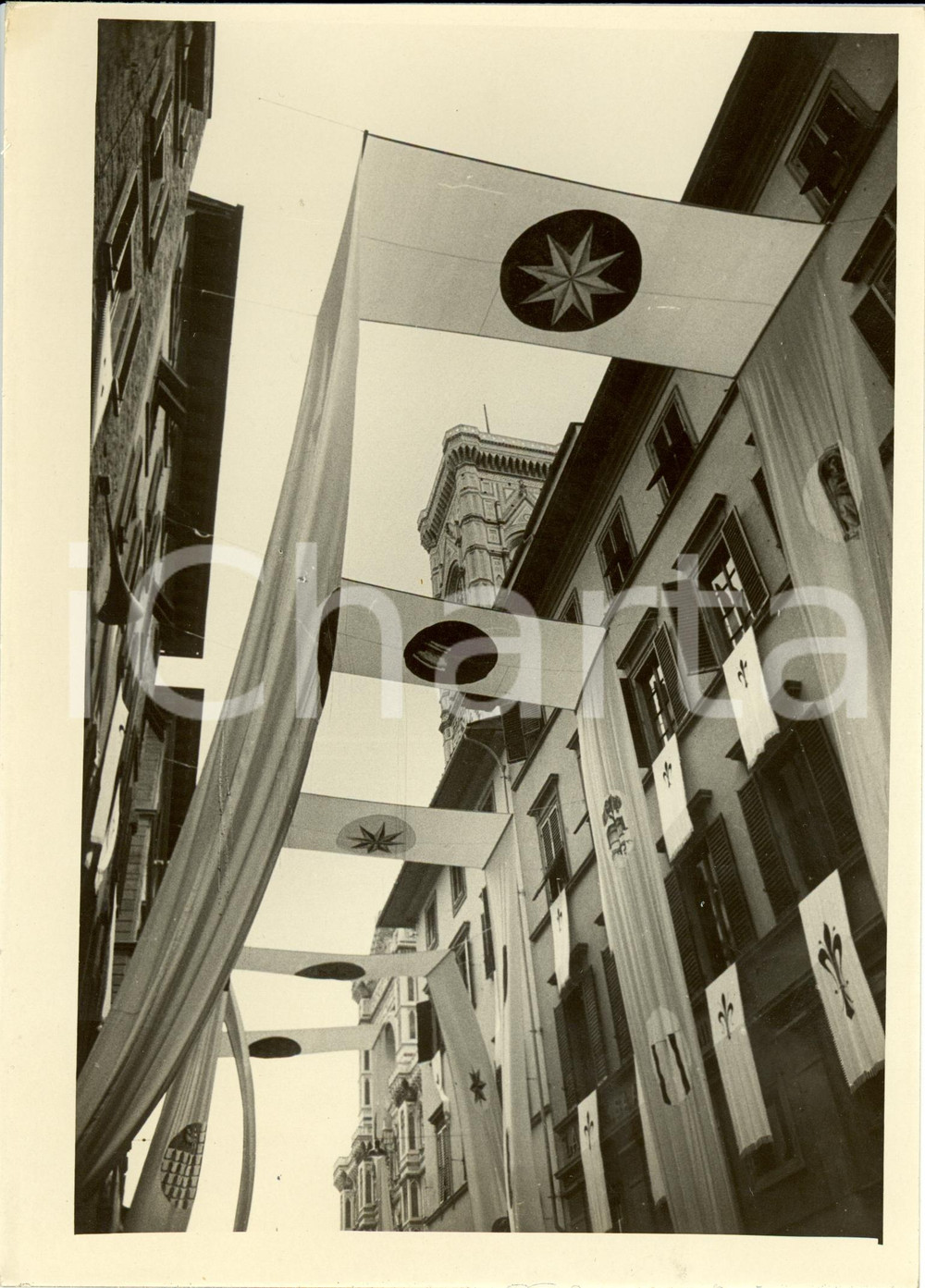 Fotografia d epoca originale 1940 ca FIRENZE Via dei CALZAIUOLI addobbata per cerimonia storica Foto 13x18 1