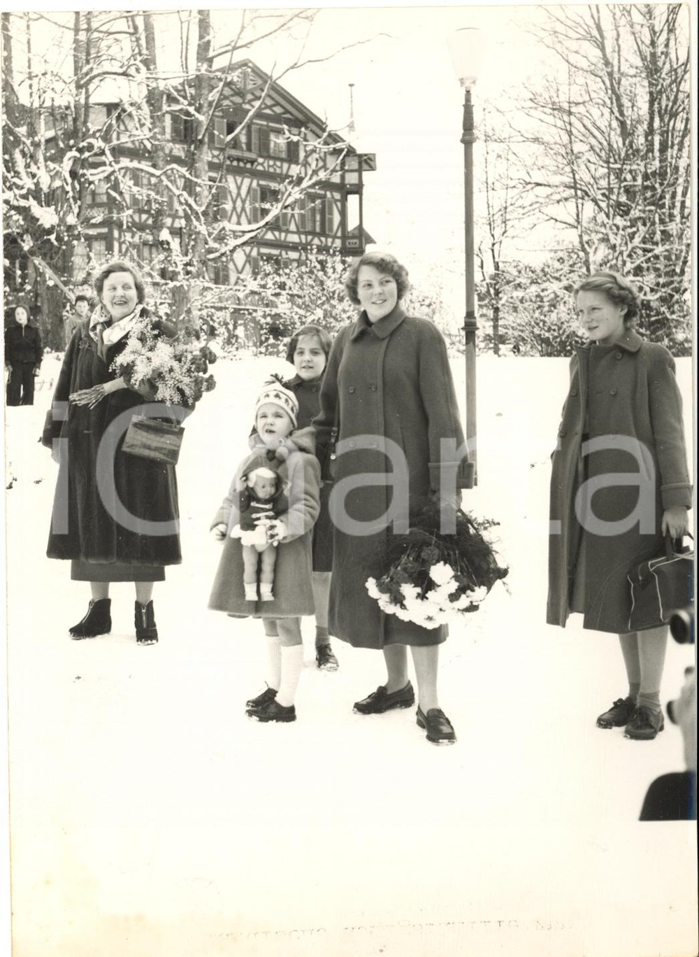 1953 BERNER OBERLAND Regina Giuliana d'Olanda in vacanza con la famiglia *Foto Fotografia d'epoca con didascalia coeva al verso.  CONDIZIONI: fair (sovraimpressione circolare) FORMATO: 13x18 cm    originale e autentica 1