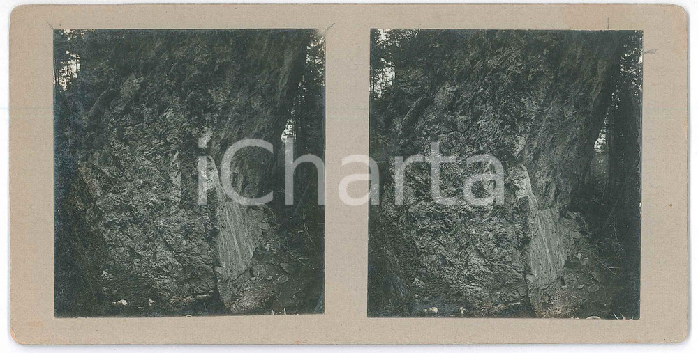 Agosto 1913 CORTINA D'AMPEZZO - Grotte di Volpera *Foto stereoscopica Fotografia stereoscopica d'epoca, su cartoncino rigido.Didascalia manoscritta al verso. FAIR/discreto buone condizioni, ma residuo di gomma al verso Formato: 18x9 cm originale e autentica 1