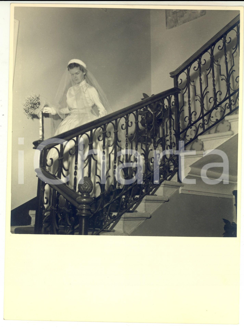 Fotografia d epoca originale 1940 ca MILANO ? Giovane sposa scende dalle scale Foto VINTAGE 18x24 cm 1