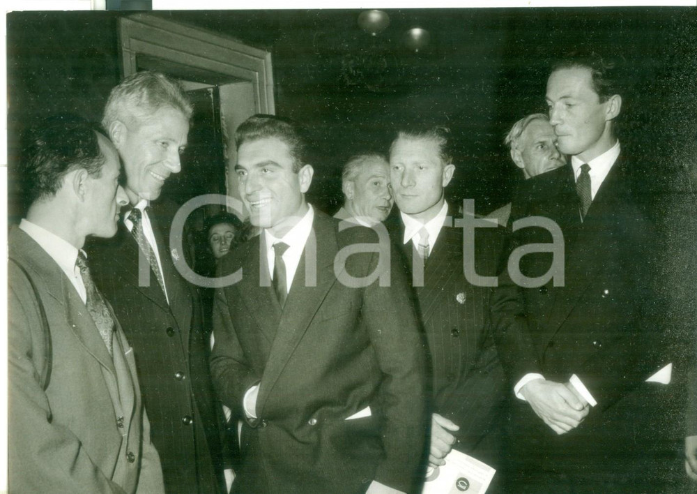 Fotografia d epoca originale 1957 TRENTO VI Festival Cinema di Montagna  Delegazione russa e Cesare MAESTRI 1