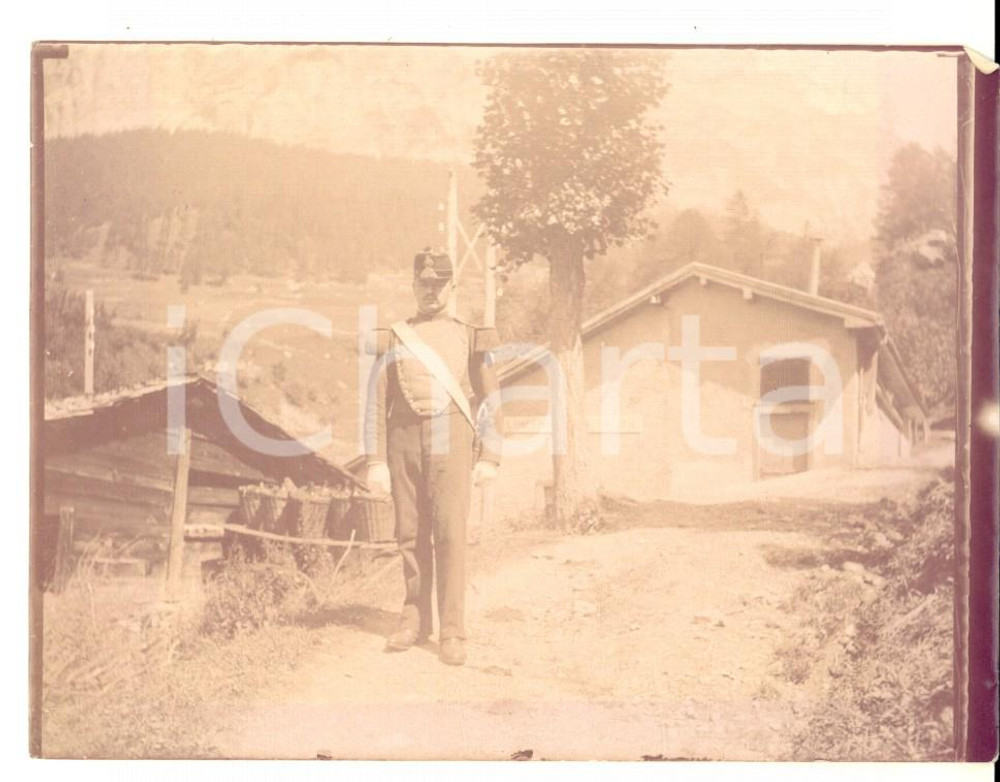 Fotografia d epoca originale 1910 ca FRANCE Portrait d un officier dans une ferme Photo VINTAGE 12x9 cm 1