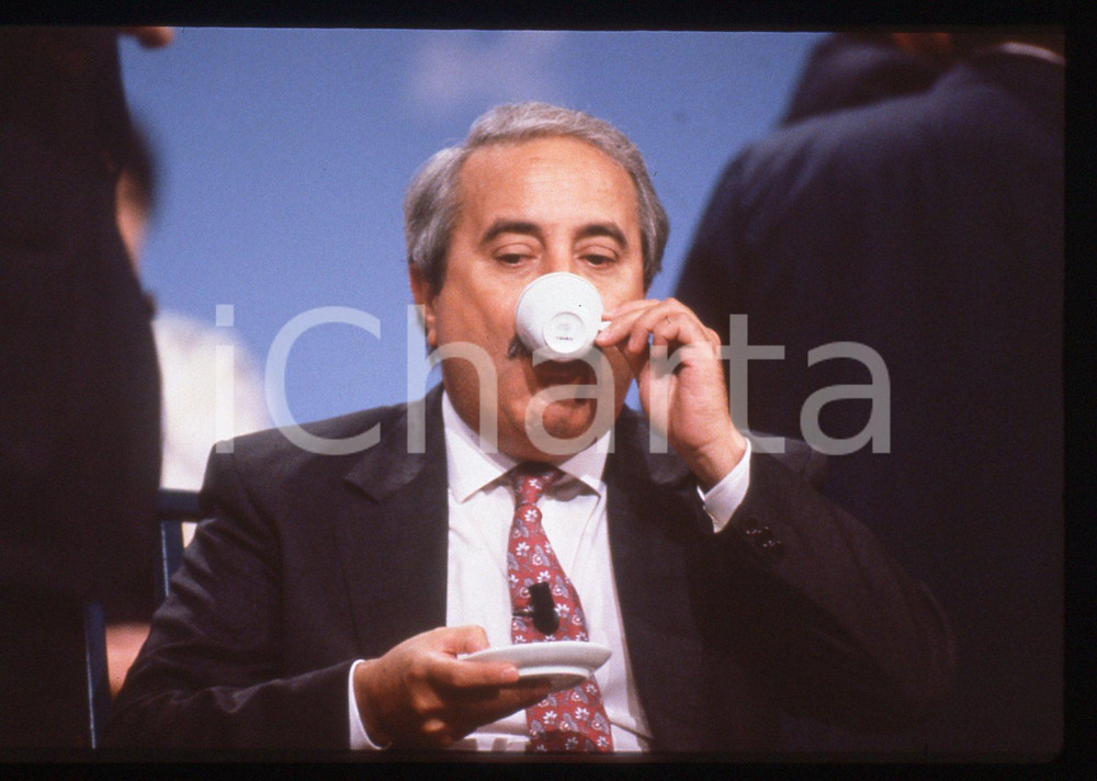 35mm vintage slide* 1991 CANALE 5 Giovanni FALCONE al Maurizio Costanzo Show 1  Diapositiva d'epoca, in formato 35 mm.Nella diapositiva compare Giovanni Falcone prima della puntata del Maurizio Costanzo Show andata in onda su Canale 5 il 26 settembre 1991. CONDIZIONI: GOOD Tutti i diritti riservati.E' severamente vietata la riproduzione. ICharta mette in vendita, sul negozio eBay e in esclusiva sul sito "icharta" il proprio archivio composto da numerose diapositive e negativi fotografici d'epoca, tutti originali e autentici, che attraversano la storia del costume italiano tra gli la fine degli anni Sessanta e Novanta.Si tratta di uno sguardo inedito sull'attualit&agrave;, la politica, la vita quotidiana, il gossip e la cultura, che fotografa il cambiamento della nazione in quest'ultimo scorcio del XX secolo. Un'occasione unica per il mercato del collezionismo, che vede finalmente disponibile un archivio eccezionale per vastit&agrave;, tematiche e condizioni, in un settore (il negativo fotografico e la diapositiva) di assoluta novit&agrave; e dalle interessanti prospettive di investimento.  originale e autentica 1