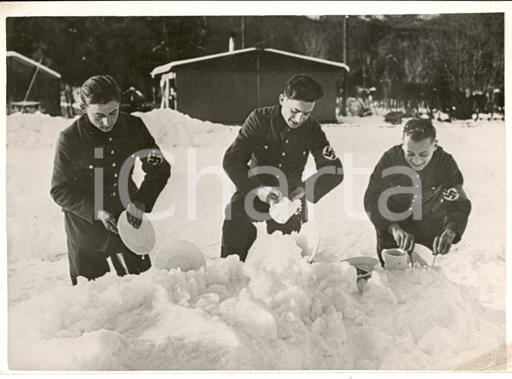 Fotografia d'epoca originale 1944 WW2 Soldati tedeschi lavano i piatti nella neve 1