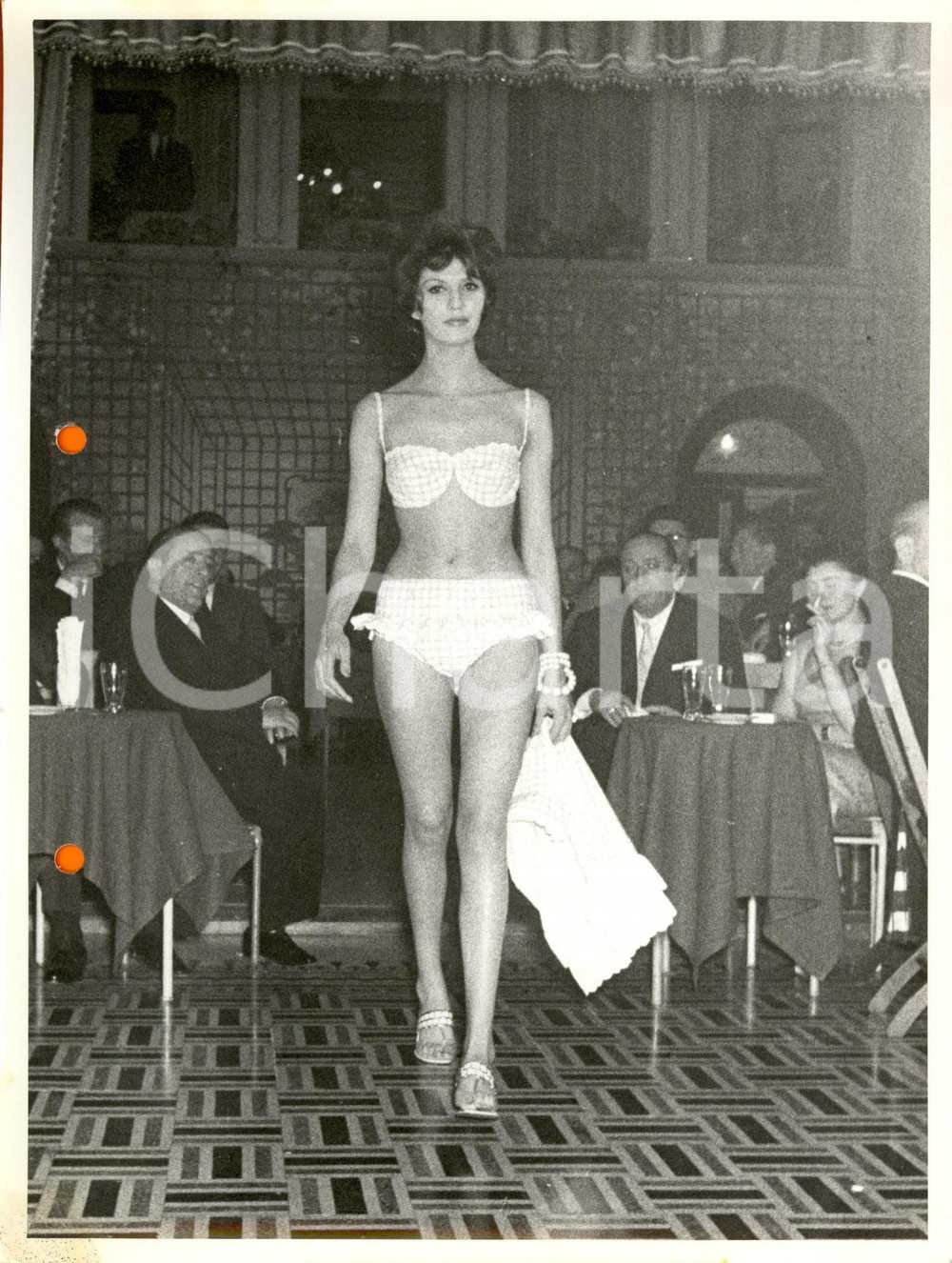Fotografia d epoca originale 1960 ca SALSOMAGGIORE TERME PR Sfilata con modella in bikini a quadretti 1