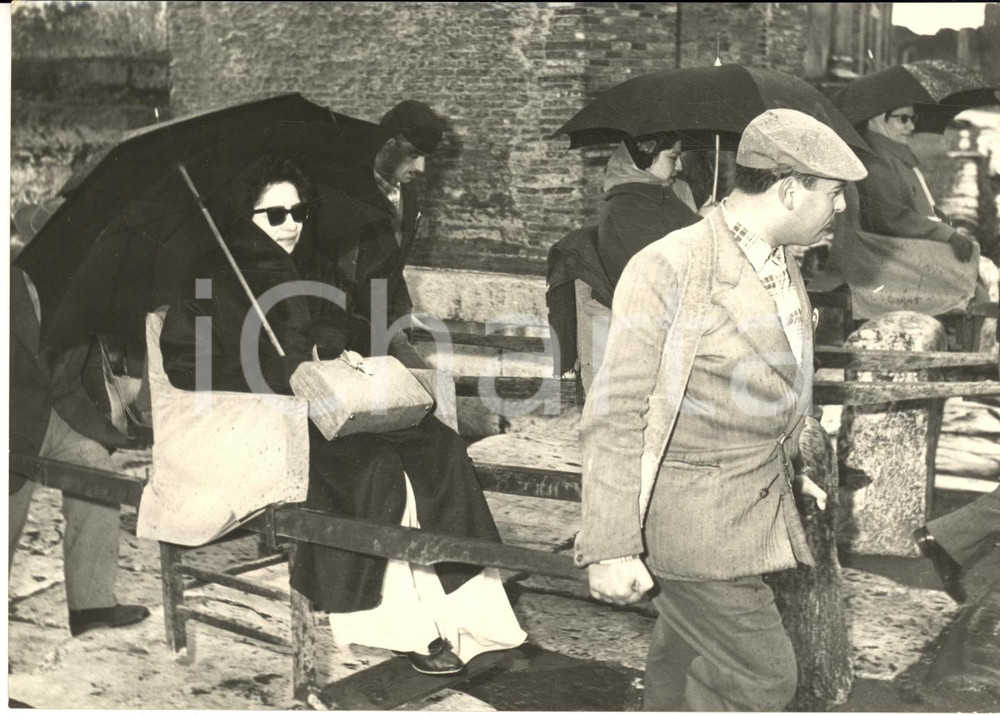 1959 POMPEI Le regine del NEPAL in visita agli scavi - Foto RARA 18x13 cm Fotografia d'epoca con didascalia coeva al verso.  CONDIZIONI: FAIR (lievi piegature)    originale e autentica 1