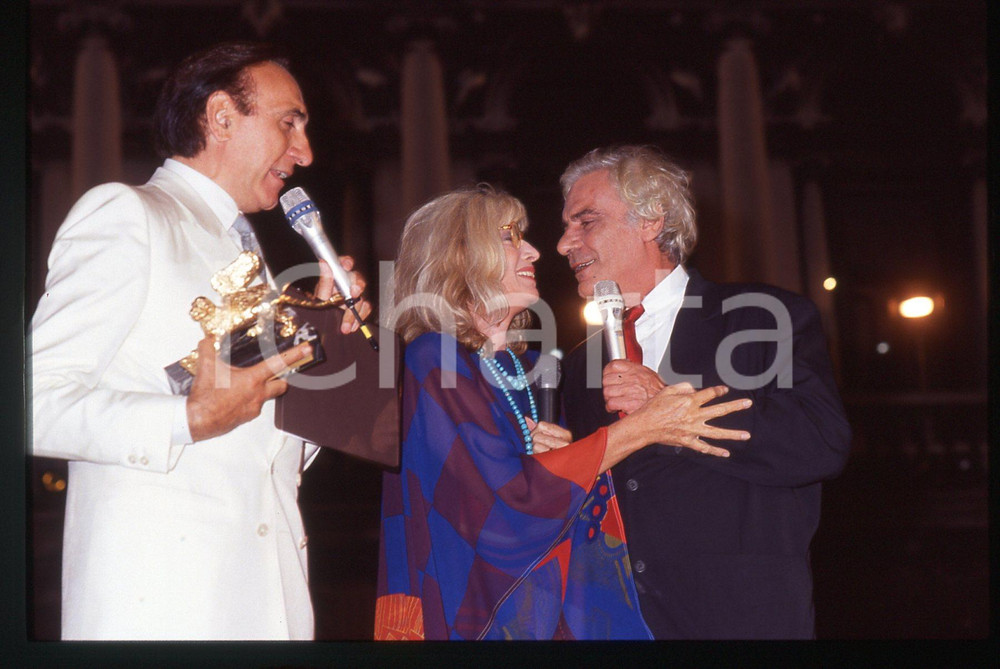 35mm vintage slide* 1991 VENEZIA Gian Maria VOLONTE' Monica VITTI Pippo BAUDO  Diapositiva d'epoca, in formato 35 mm.Nella diapositiva compaiono Gian Maria Volont&eacute;, Pippo Baudo e Monica Vitti.CONDIZIONI: GOOD   Tutti i diritti riservati.E' severamente vietata la riproduzione. ICharta mette in vendita, sul negozio eBay e in esclusiva sul sito "icharta" il proprio archivio composto da numerose diapositive e negativi fotografici d'epoca, tutti originali e autentici, che attraversano la storia del costume italiano tra gli la fine degli anni Sessanta e Novanta.Si tratta di uno sguardo inedito sull'attualit&agrave;, la politica, la vita quotidiana, il gossip e la cultura, che fotografa il cambiamento della nazione in quest'ultimo scorcio del XX secolo. Un'occasione unica per il mercato del collezionismo, che vede finalmente disponibile un archivio eccezionale per vastit&agrave;, tematiche e condizioni, in un settore (il negativo fotografico e la diapositiva) di assoluta novit&agrave; e dalle interessanti prospettive di investimento.  originale e autentica 1