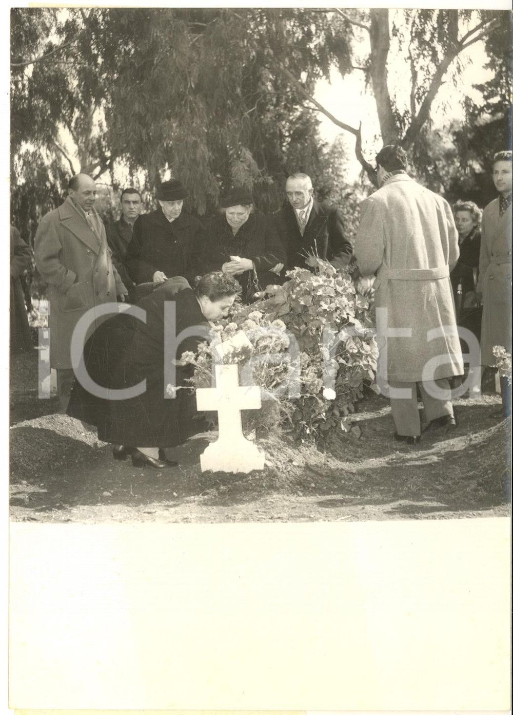 1957 MESSINA Agnes SCHMIDT sulla tomba del figlio con il console UNSOLD *Foto