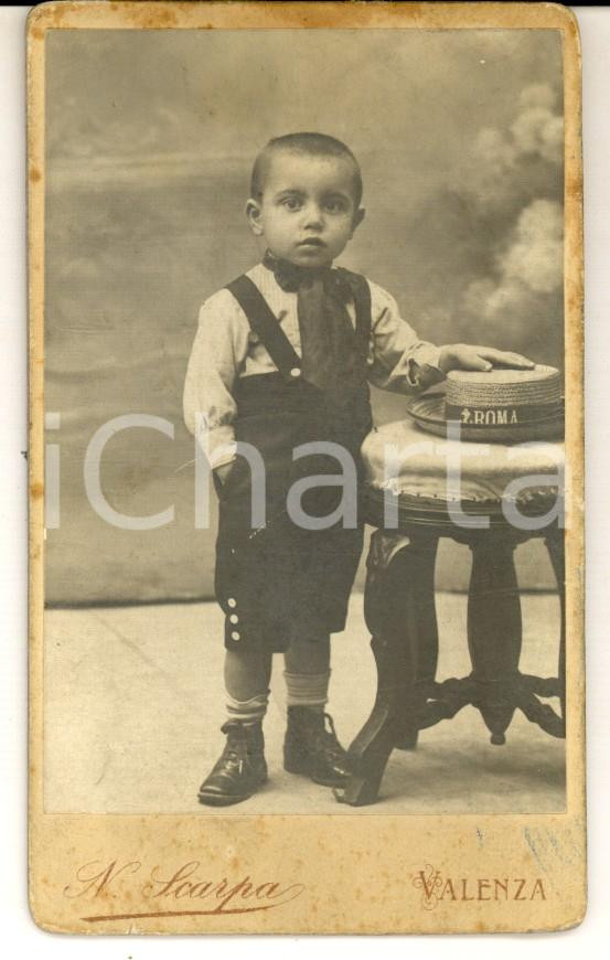 Fotografia d epoca originale 1890 ca VALENZA Ritratto di bambino con paglietta ROMA Foto N. SCARPA CDV 1